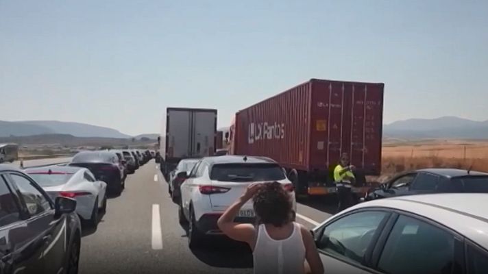 La tarde en 24h - Un atasco en la AP-1 causa cinco horas de retenciones