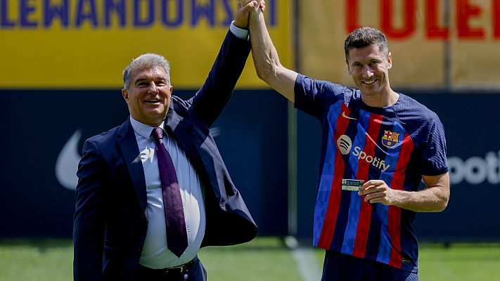 Robert Lewandowski vive su primer gran día en el Camp Nou