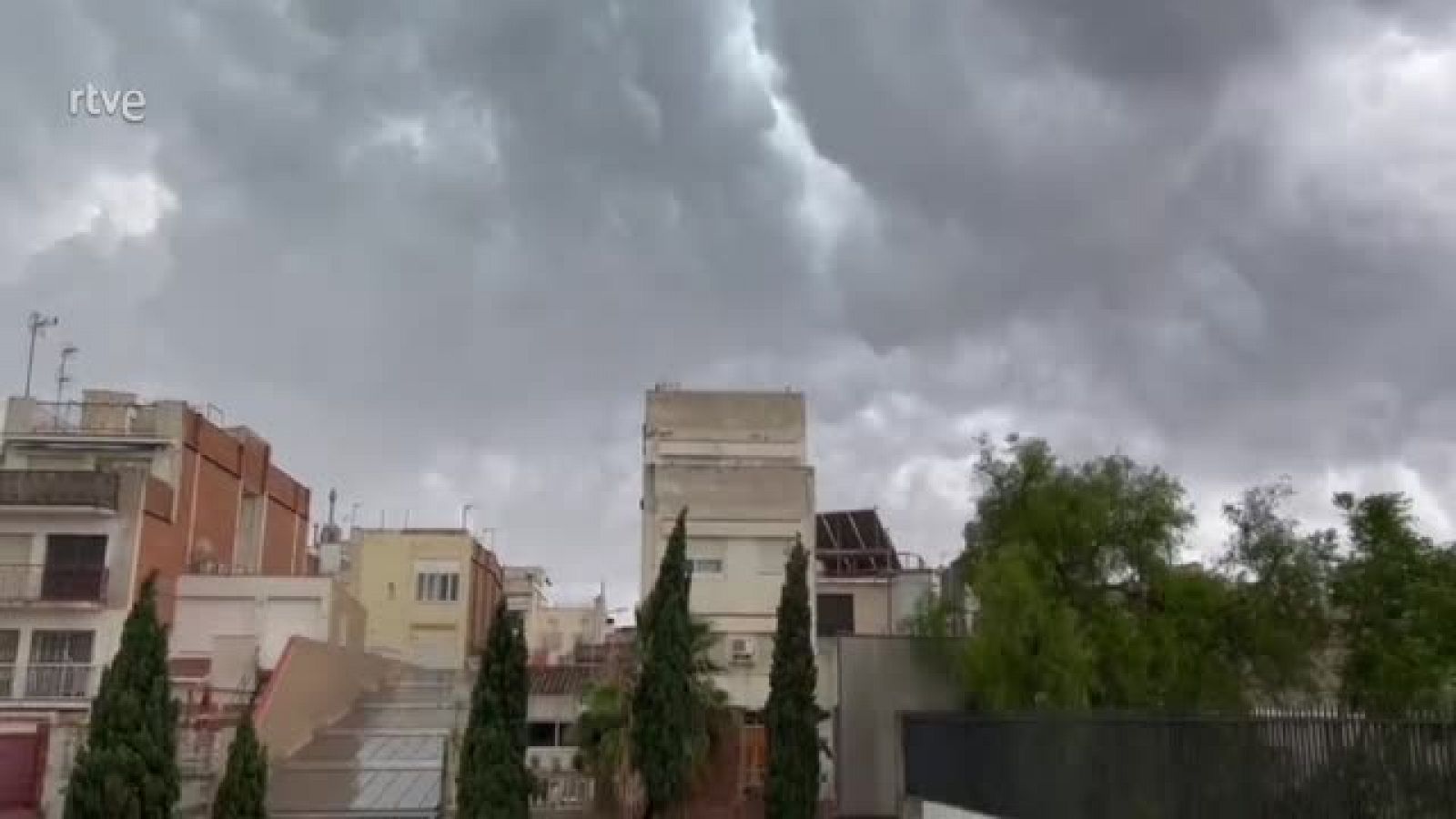 La pluja anega els carrers de Badalona 