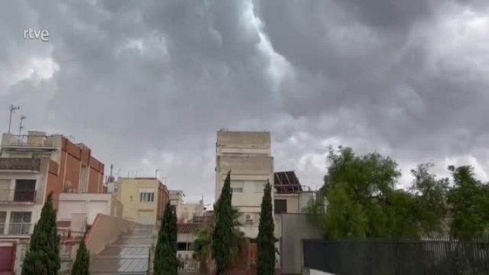 La pluja anega els carrers de Badalona 