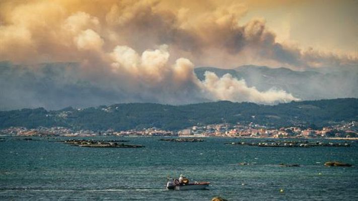 Telediario 2 - Declaran la alerta en el incendio de Boiro, A Coruña, por la proximidad del fuego a las casas