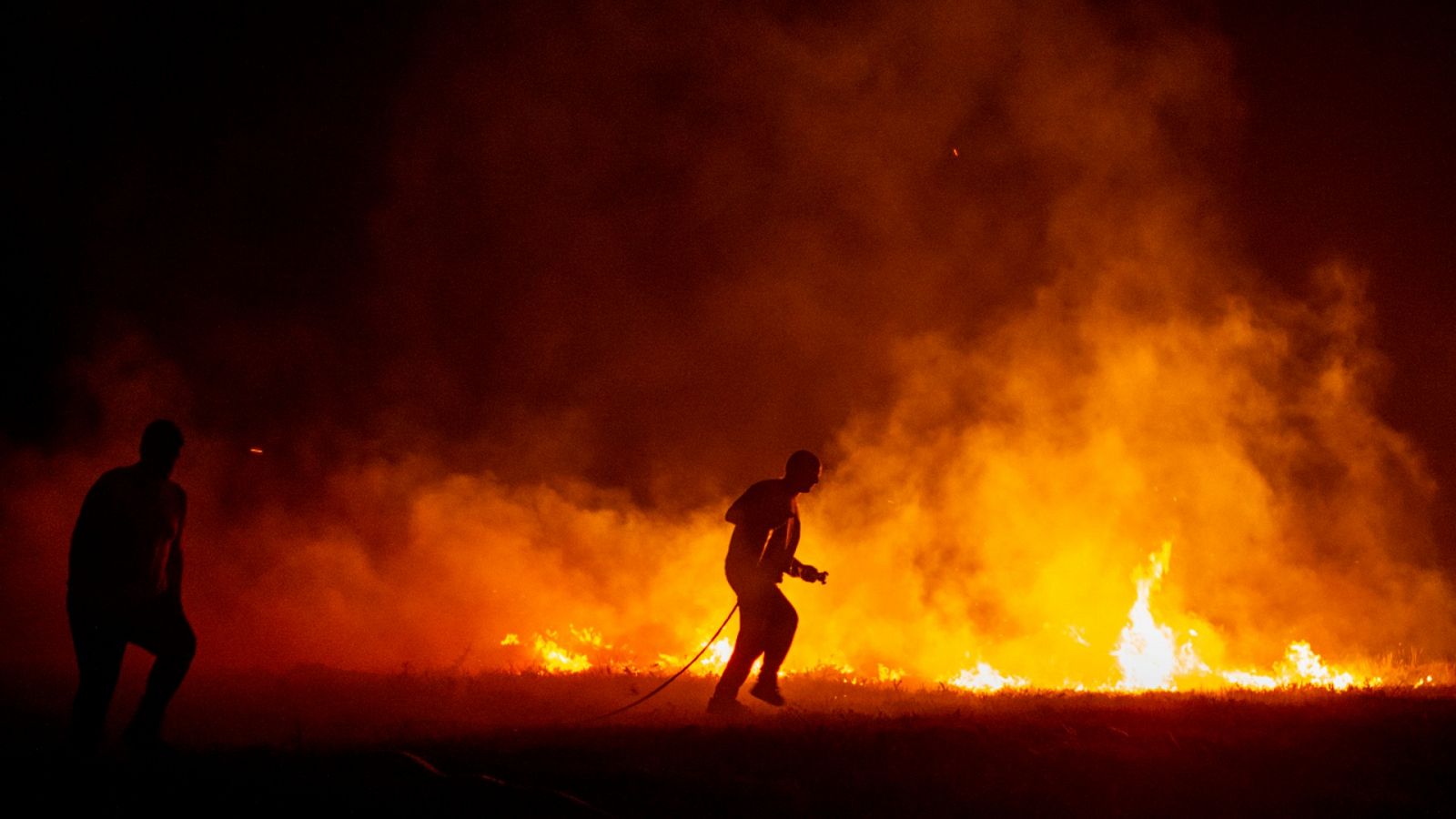 El fuego avanza sin control en Ávila y en Boiro, A Coruña, ha quemado ya 2.000 hectáreas