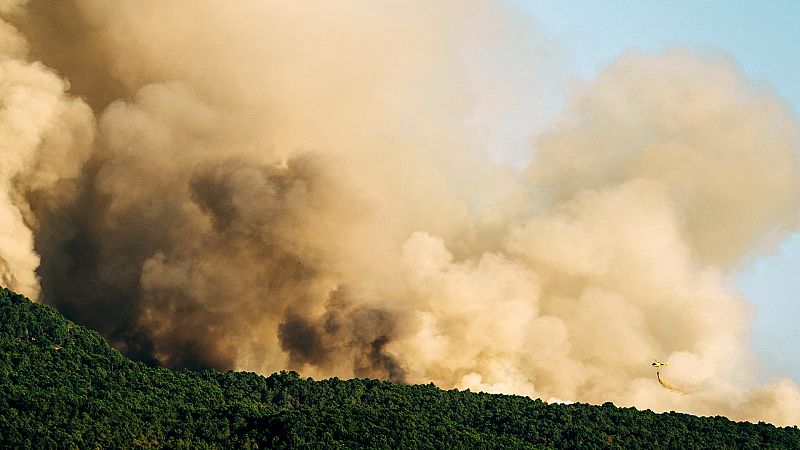 Las llamas siguen sin control en el incendio del Valle del Titar