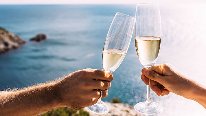 Telediario Fin de Semana - 200 botellas de cava maduran en una bodega submarina en Blanes