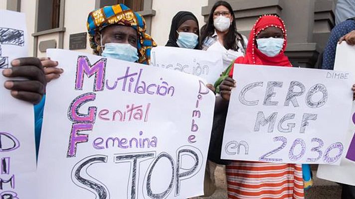 Activistas contra la mutilación genital femenina protestan en Londres contra la presencia de un líder musulman que la defiende