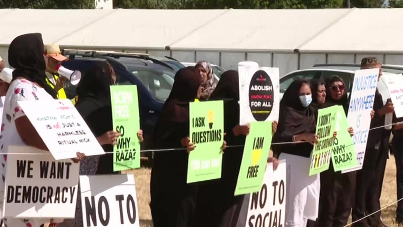 Protesta contra la presencia de un líder musulmán que defiende la mutilación genital femenina