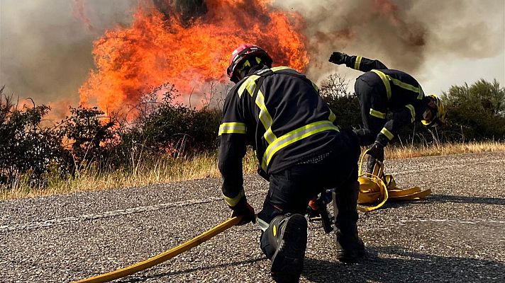 Telediario 1 - "Quema segura", una técnica de extinción de incendios que usa el fuego contra el fuego