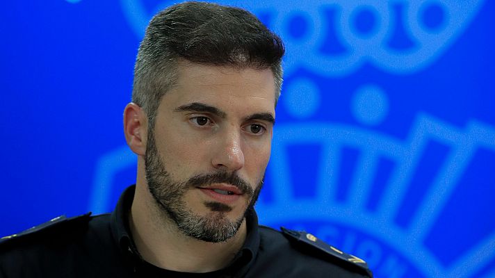 Telediario 1 - Un agente de policía logra salvar la vida de un hombre que se habia caído a las vías del tren