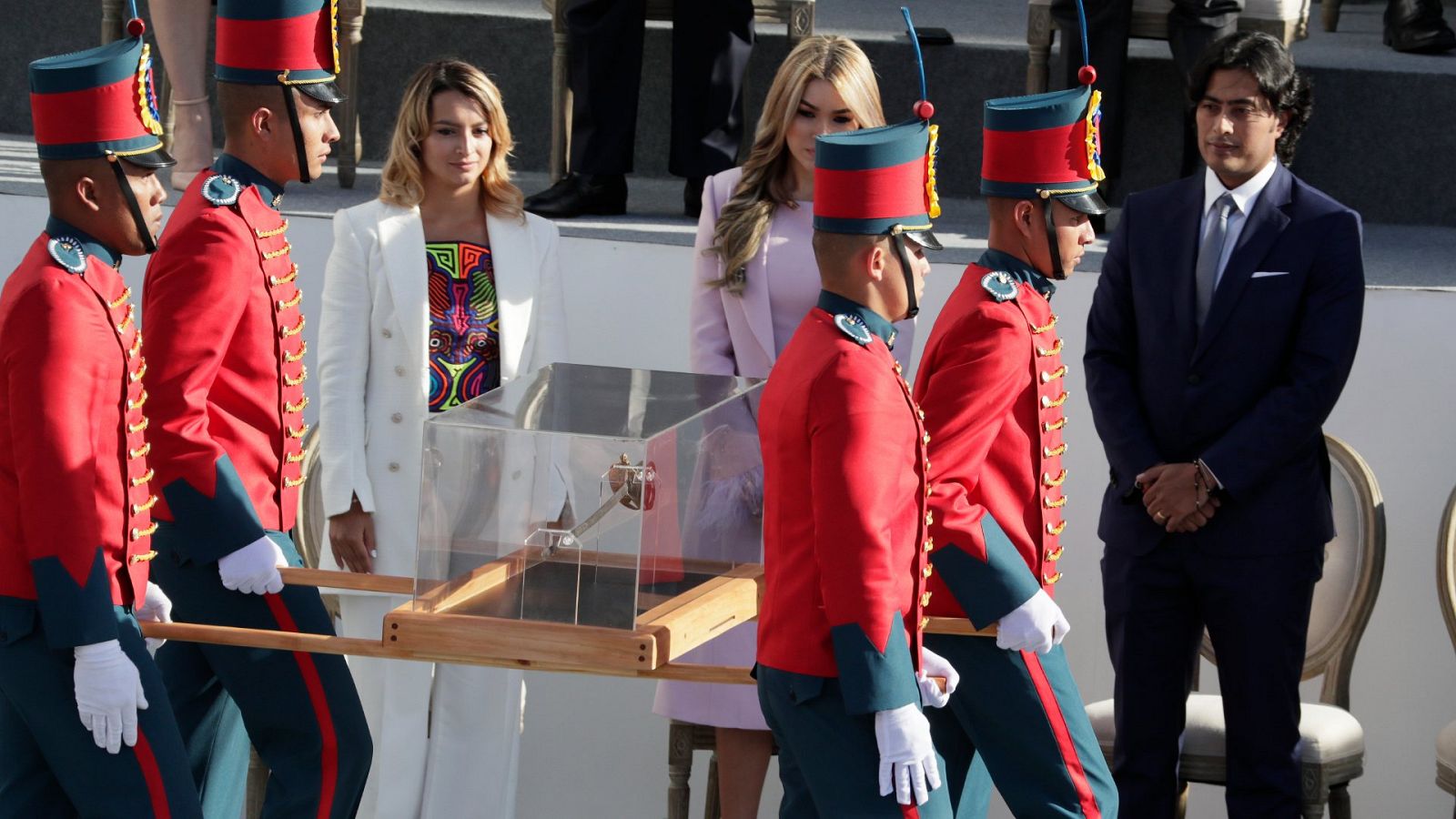 Polémica por el gesto del rey ante la espada de Bolívar en Colombia