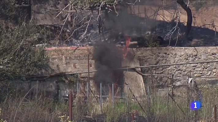 L'Informatiu - Estabilitzat l'incendi de la Jonquera declarat al voral de l'AP-7
