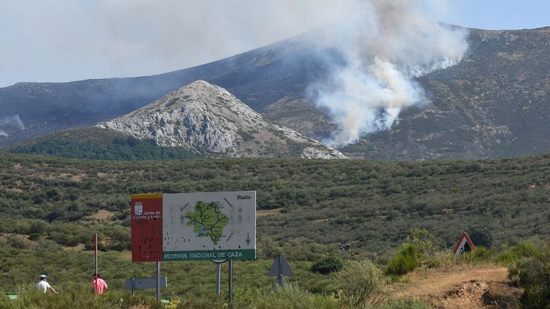 El fuego no da tregua en Castilla y Len y provoca retenciones en La Jonquera