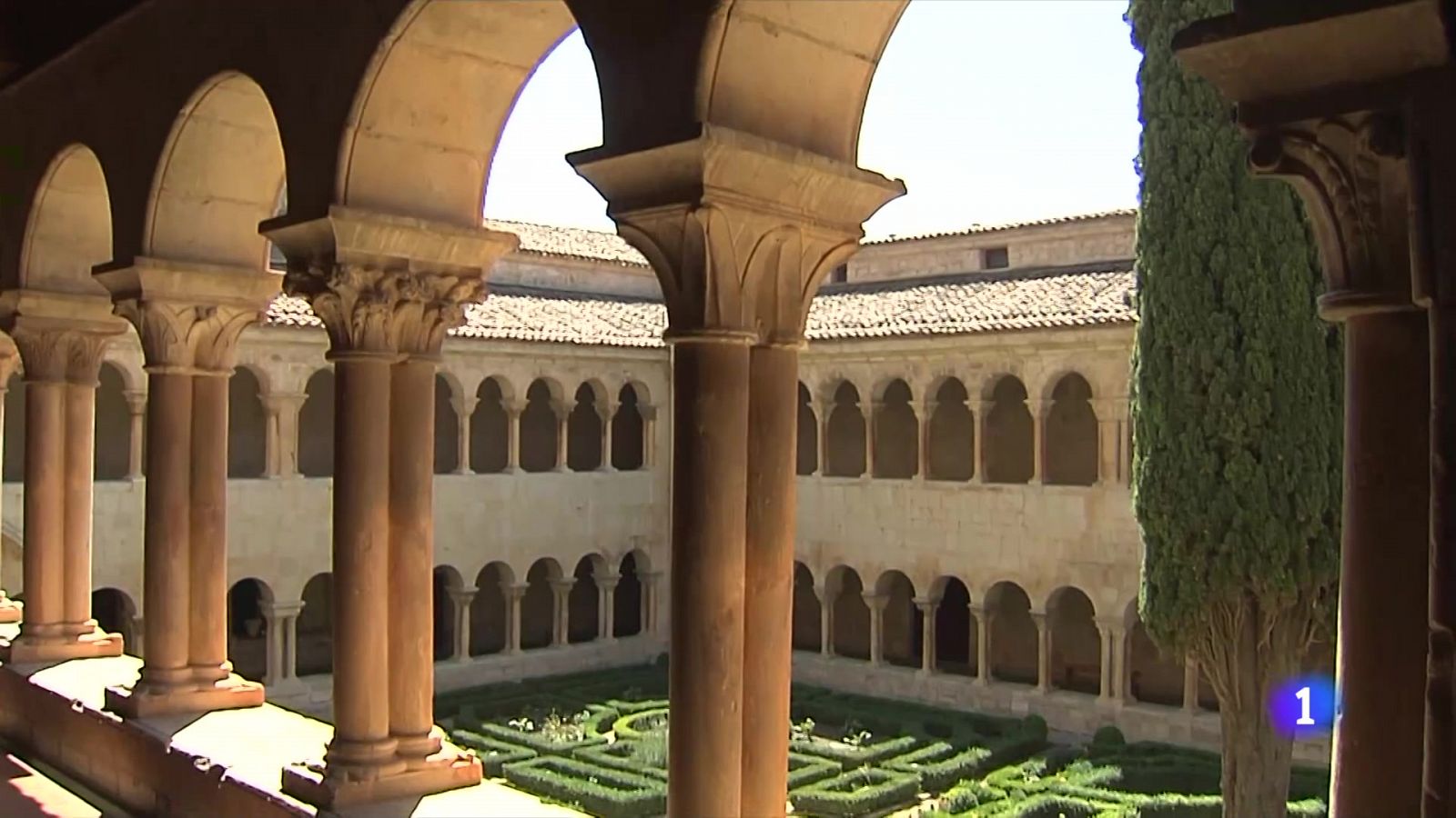 Visitamos la biblioteca del Monasterio de Silos, que se ha salvado de un incendio     