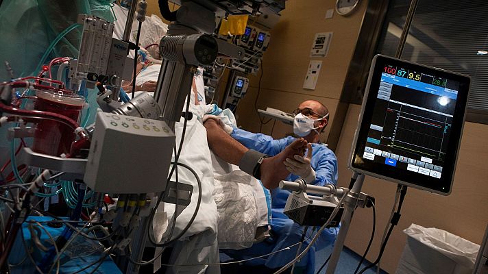 Telediario 1 - Un grupo de Whatsapp para salvar vidas: así se coordinan los médicos que llevan por toda España la técnica ECMO