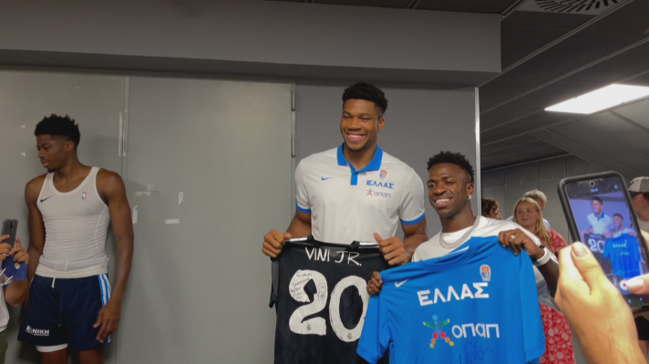 Fútbol - El encuentro entre Giannis Antetokounmpo y Vinicius Jr.