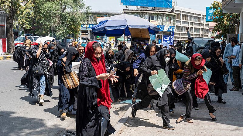 Los talibanes dispersan con disparos una manifestación de mujeres en Afganistán
