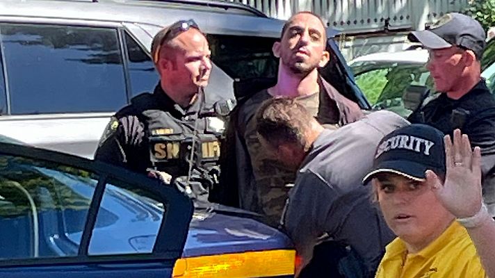 Telediario Fin de Semana - Hadi Matar, un joven de 24 años que reside en Nueva Jersey, es el atacante del escritor Salman Rushdie