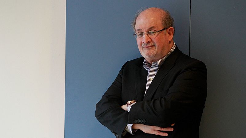 Mejora el estado de salud de Salman Rushdie tras ser atacado a puñaladas