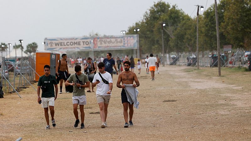 Unos 400 asistentes al Medusa Festival pasan la noche en el polideportivo de Cullera