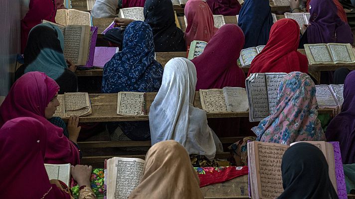 Profesoras afganas desafían a los talibanes en escuelas secretas 