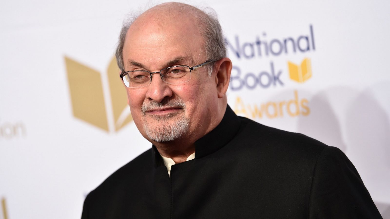 Rushdie evoluciona favorablemente, no precisa de respiración asistida