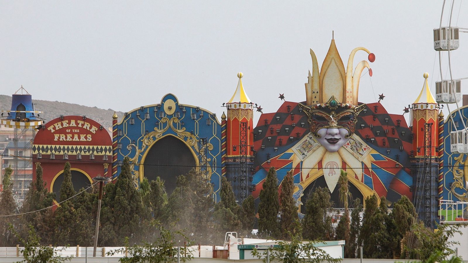 Las autoridades defienden que el Medusa Festival cumplía con la normativa, pero algunos asistentes denuncian que el viento desprendió el escenario antes del reventón.