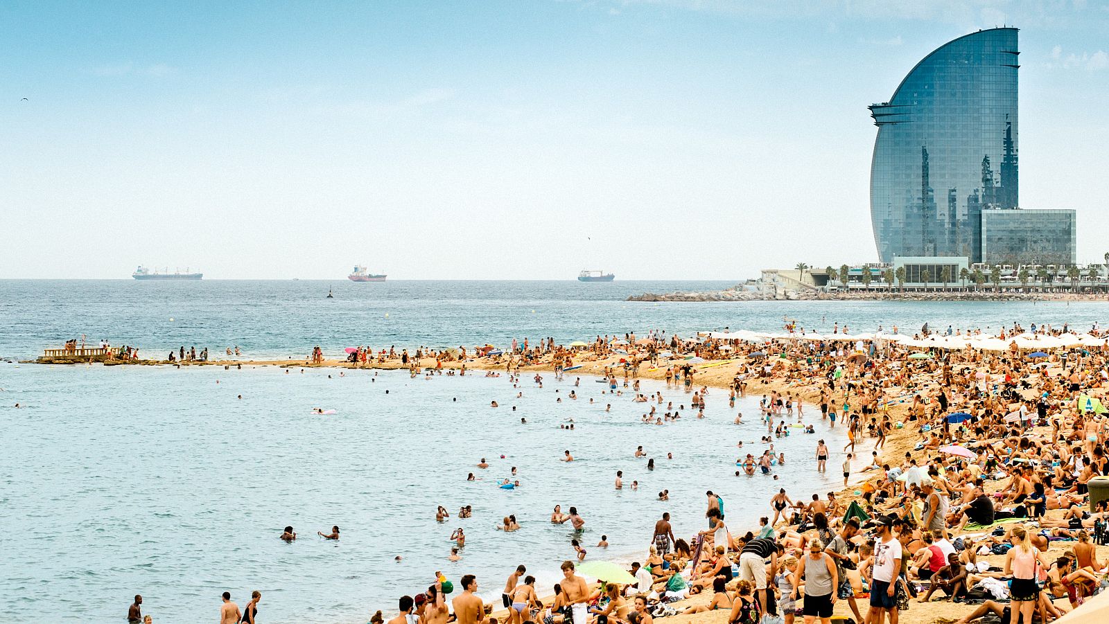Detenido el ladrón que robó una mochila durante una entrevista en la playa de Barcelona