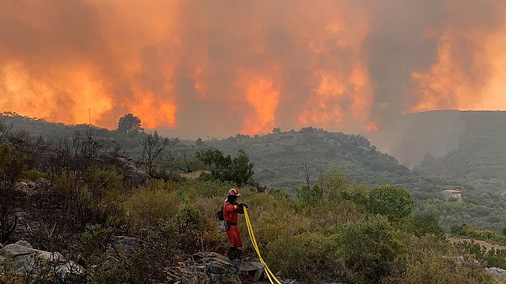El incendio de Vall d'Ebo avanza tras calcinar 9.500 hectáreas y obliga a desalojar a 2.000 personas
