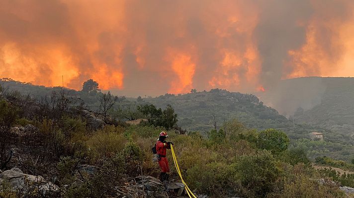 Telediario 2 - El incendio de Vall d'Ebo avanza tras calcinar 9.500 hectáreas y obliga a desalojar a 2.000 personas
