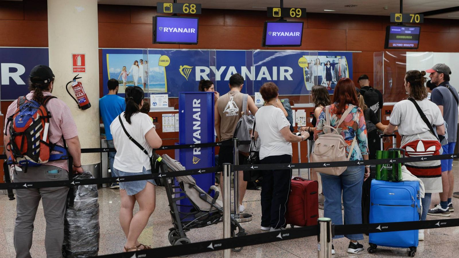 La huelga de tripulantes de Ryanair continúa sin un acercamientre entre la compañía y los sindicatos, que denuncian que la aerolínea trae trabajadores de otros países.