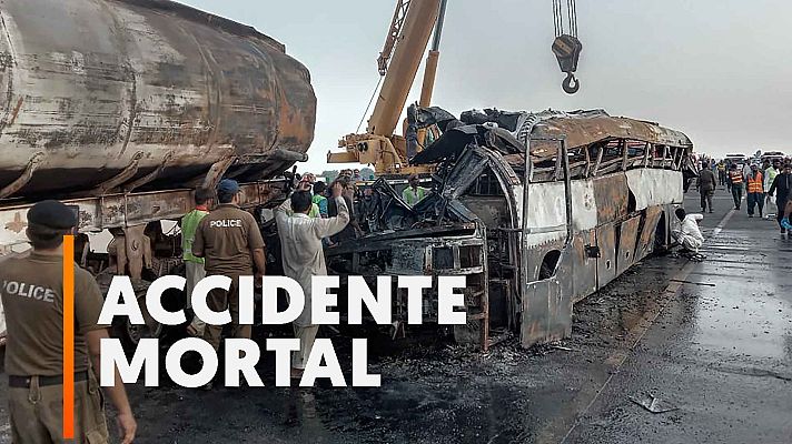 Modo Digital - Mueren 20 personas calcinadas en el choque de un bus con un camión de combustible en Pakistán