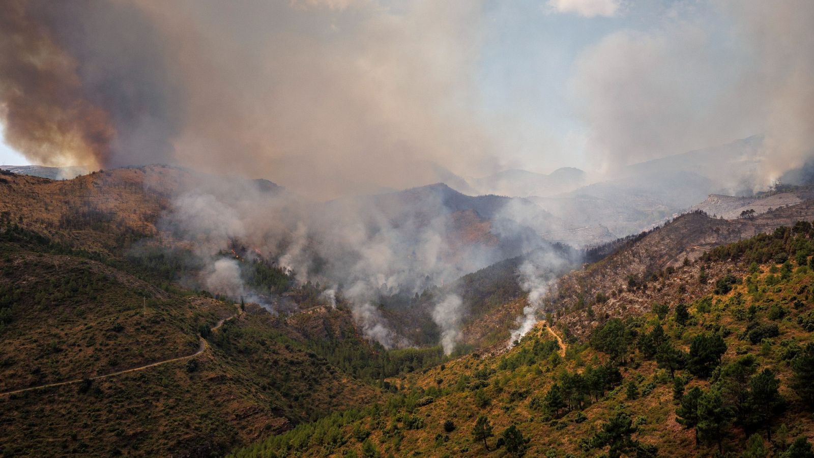 El incendio de Vall d'Ebo, Alicante, avanza en tres frentes