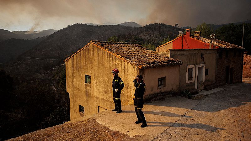 El viento y las llamas acorralan a un grupo de bomberos de Castellón durante las labores de extinción