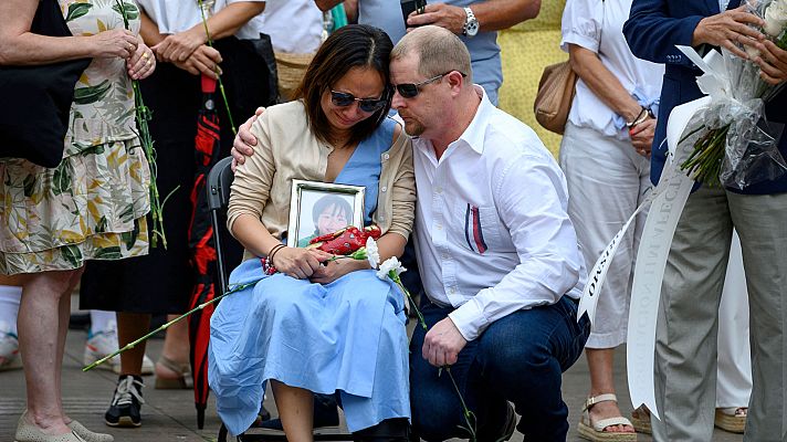 Telediario 1 - Barcelona recuerda a las víctimas del 17-A entre abucheos