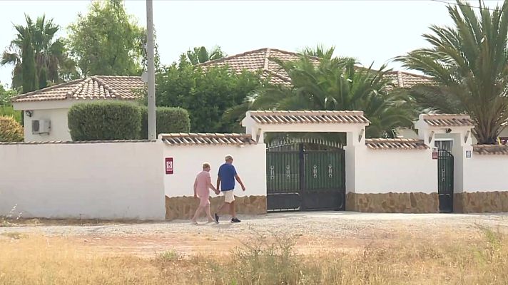 Telediario 1 - Un centenar de jubilados británicos vive en casas ilegales de Murcia desde hace dos décadas