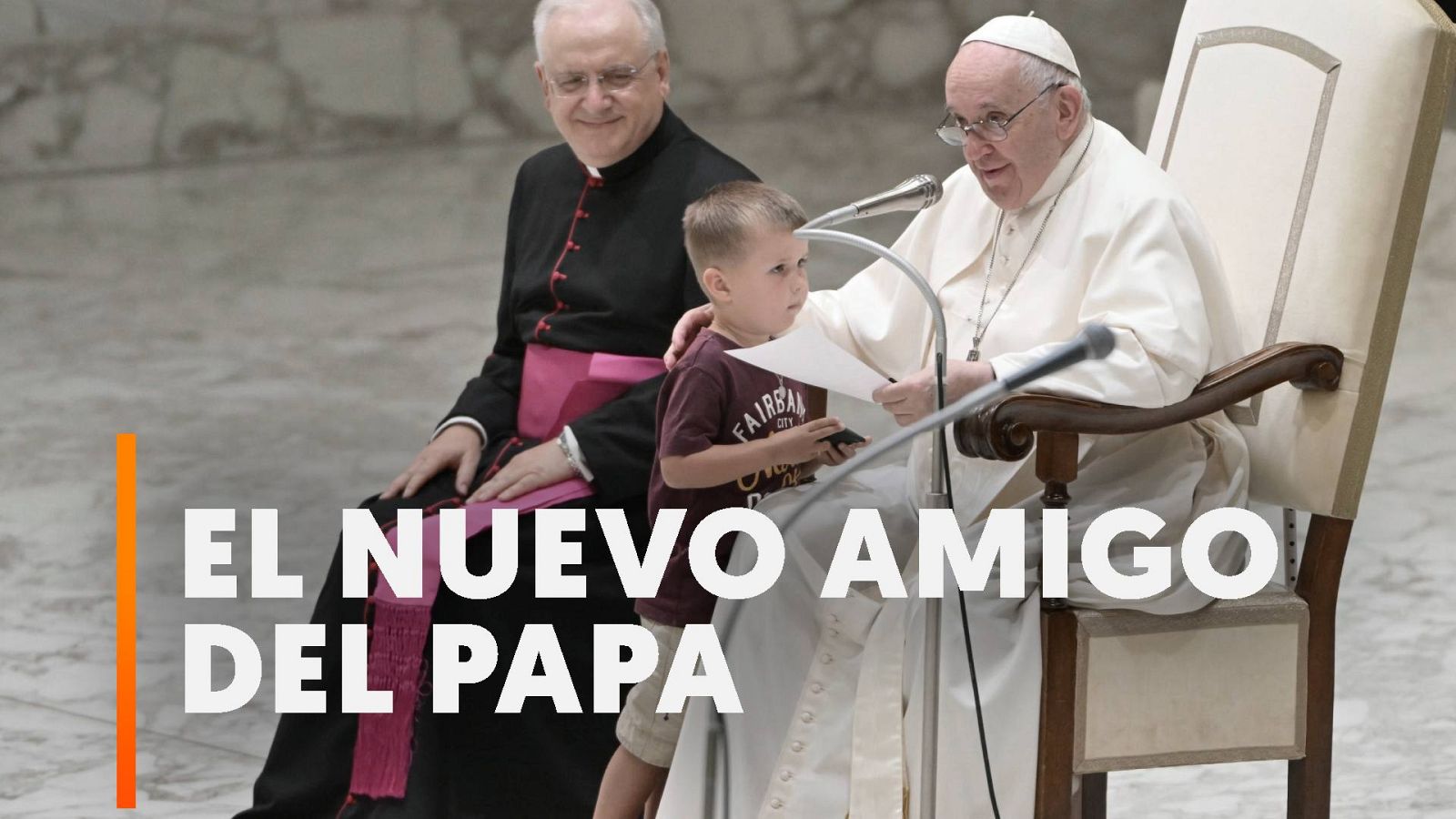 Un niño se cuela en audiencia general del papa Francisco en el Vaticano.