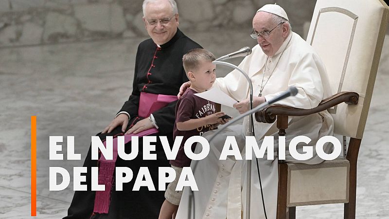 Un niño se cuela en audiencia general del papa Francisco en el Vaticano.