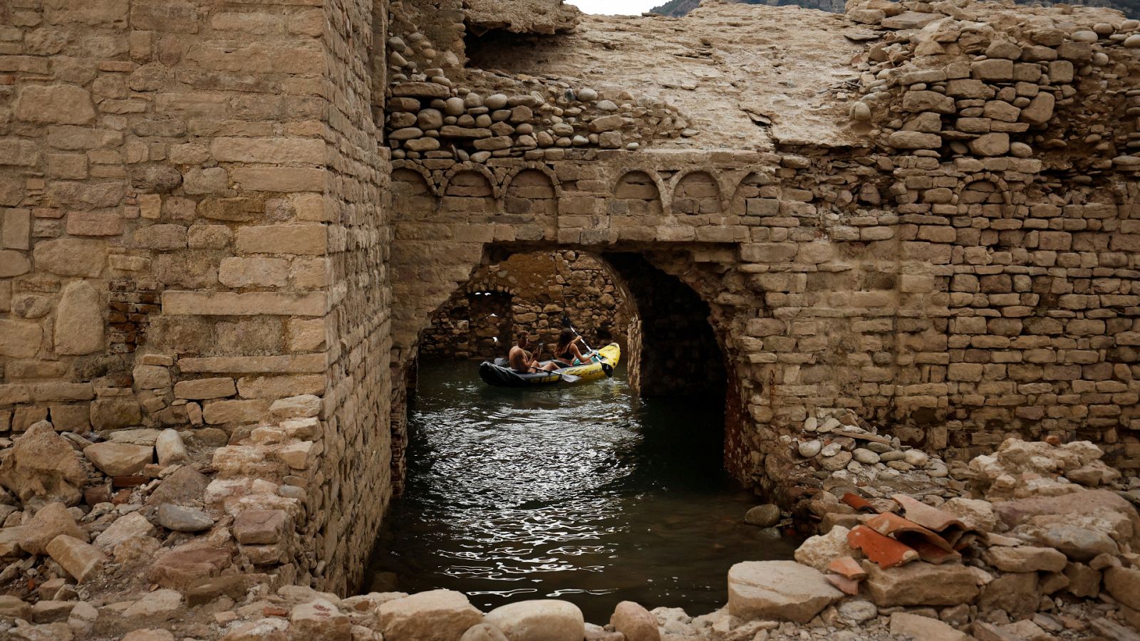 Sant Romà de Sau: una ermita aflora en un pantano seco