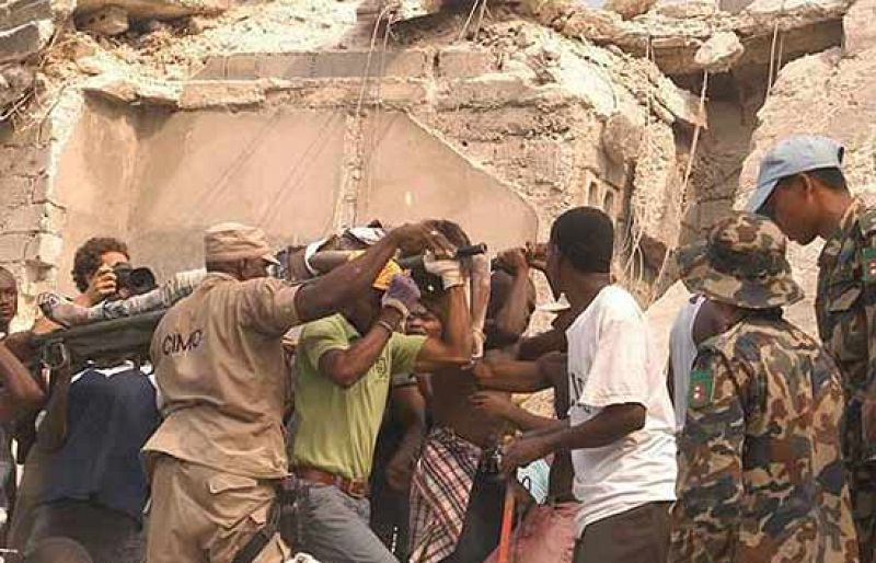 Desde República Dominicana ha hablado con el Canal 24 Horas de TVE el periodista Wilfredo Alemani, de la televisión local ONTV, quien ha explicado que las autoridades dominicanas esperan "una fuerte presión en la frontera" de haitianos que huyan de la catástrofe, una presión que ya existía por la pobreza de Haití y que ahora se espera incrementada por la "precariedad".