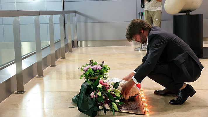 Flores y poemas en el homenaje a las víctimas de Spanair