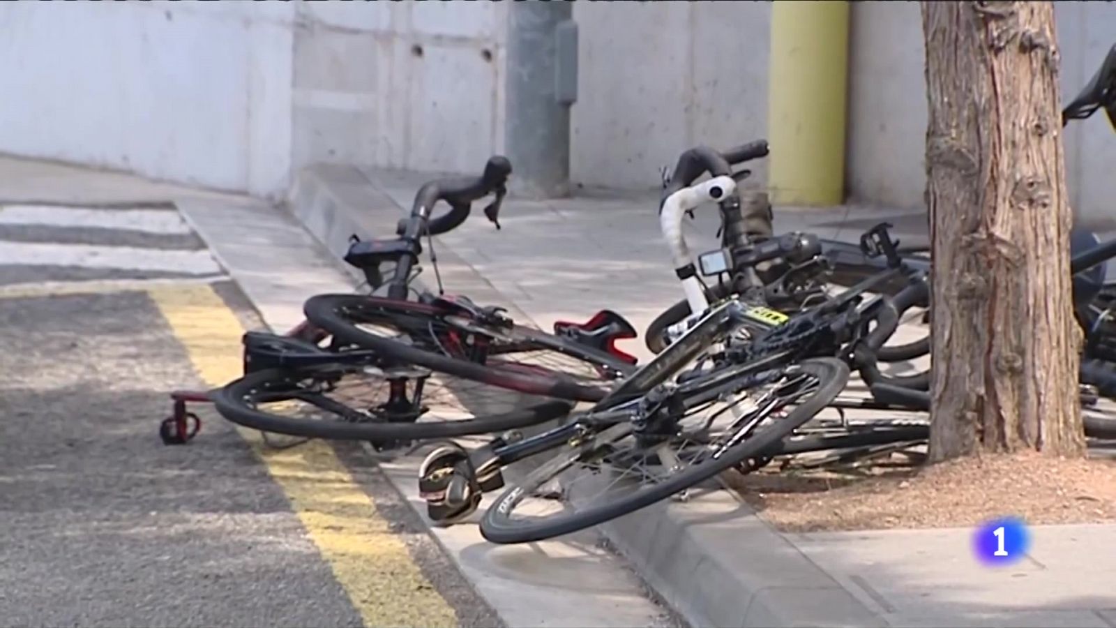 Un vehicle envesteix un grup de ciclistes i en mata dos