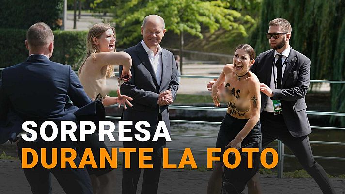 Modo Digital - Dos activistas se desnudan al lado de Scholz para pedir el embargo del gas ruso