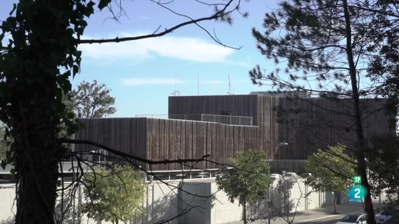 Inspira - Casa X, Archikubik, Isern i CC El Roure i Biblioteca la Ginesta