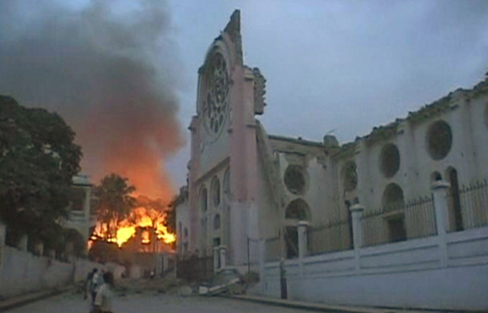 Toda la ayuda humanitaria y los periodistas extranjeros están llegando por tierra a Haití | Ver