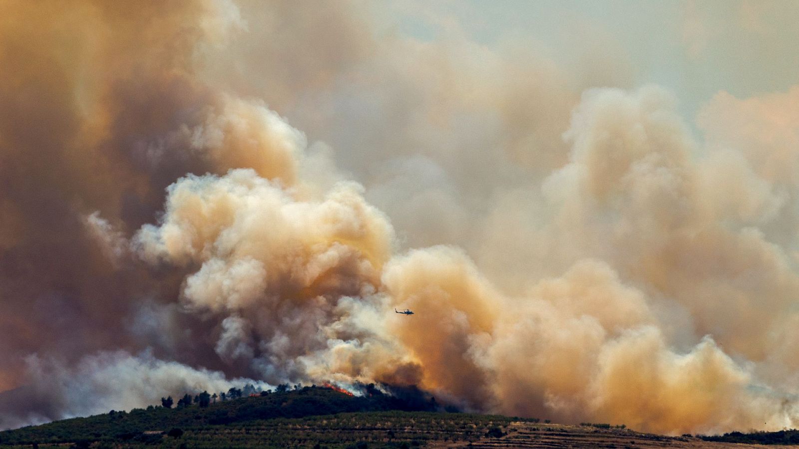El fuego acorraló a bomberos en el incendio de Bejís | Ver