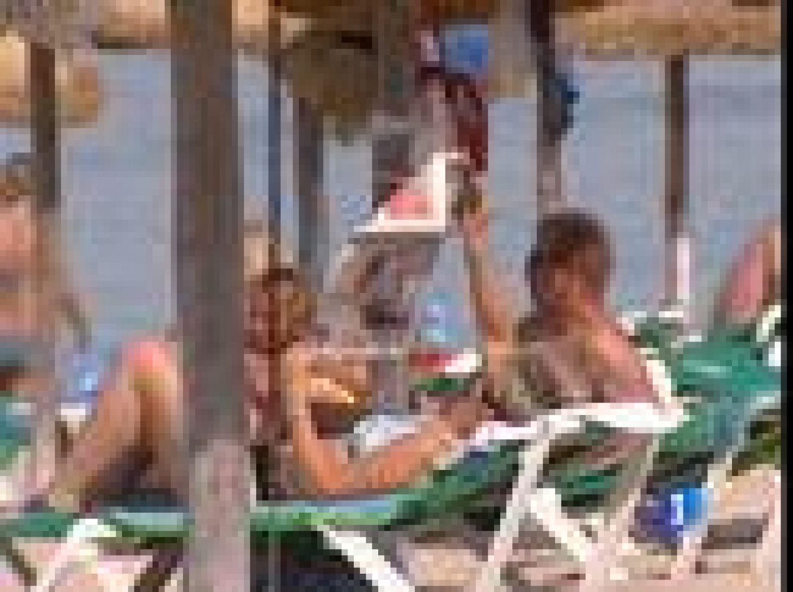 El año pasado llegaron a España más de 52 millones de turistas, cinco millones menos que en 2008 | Ver