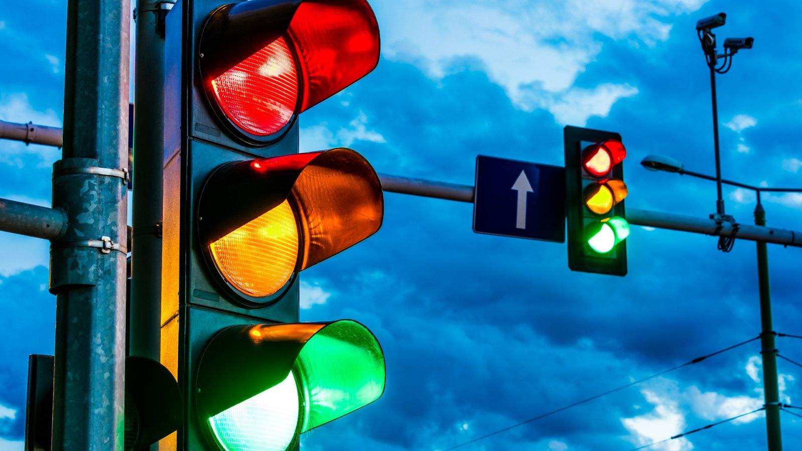 La DGT recomienda eliminar el ámbar en los semáforos de cruces conflictivos