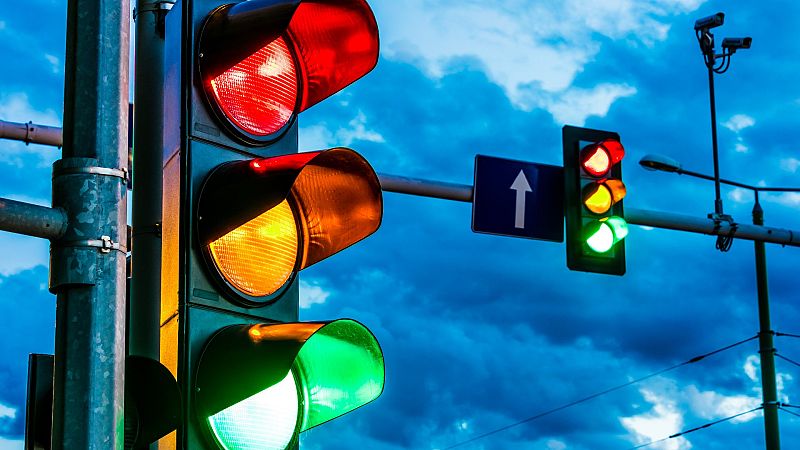 La DGT recomienda eliminar el ámbar en los semáforos de cruces conflictivos