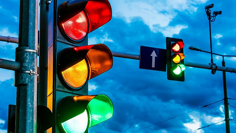 La DGT recomienda eliminar el ámbar en los semáforos de cruces conflictivos