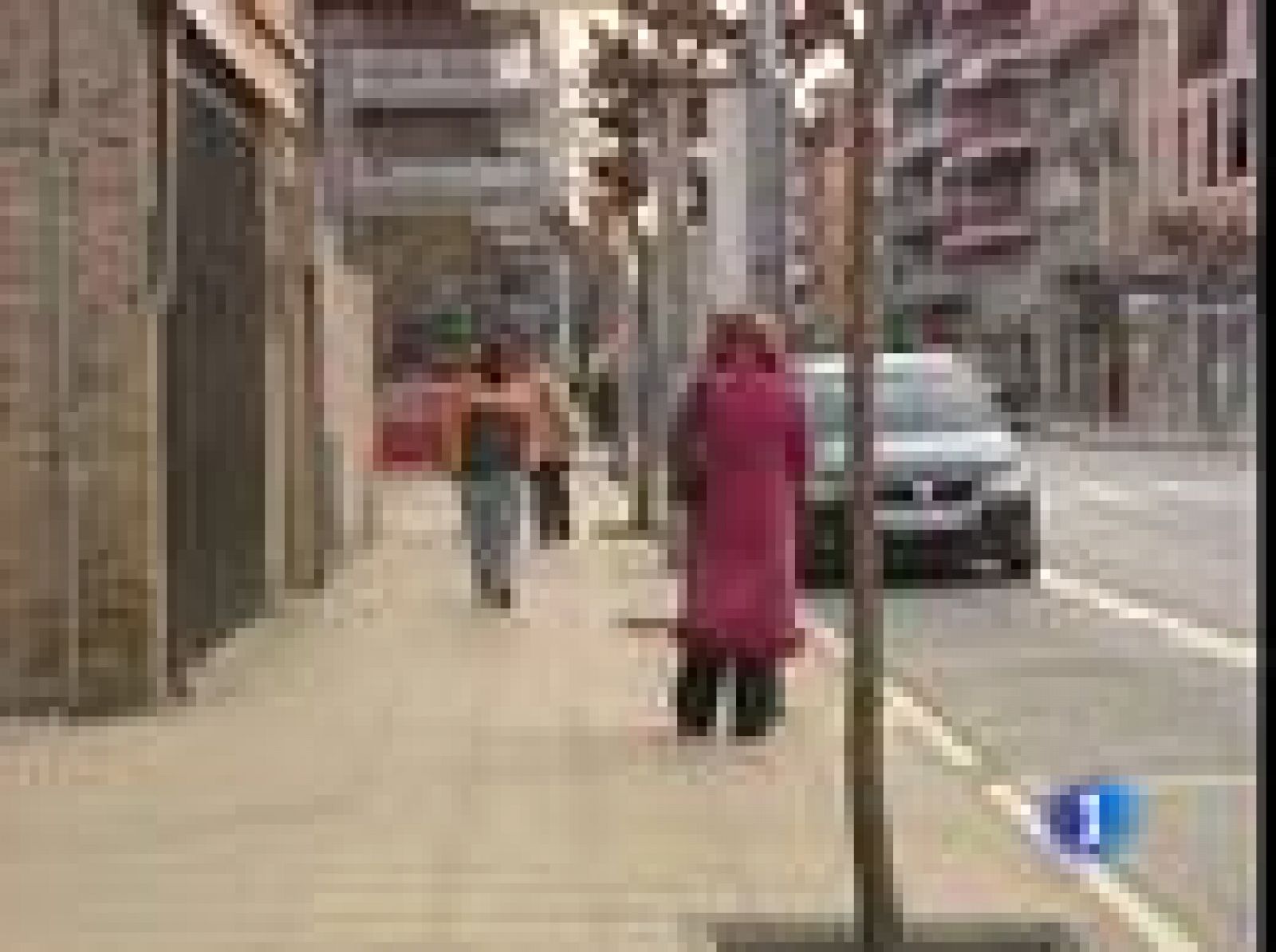 El ayuntamiento de Vic pospone la aplicación de la norma que rechaza empadronar a los inmigrantes sin papeles | Ver