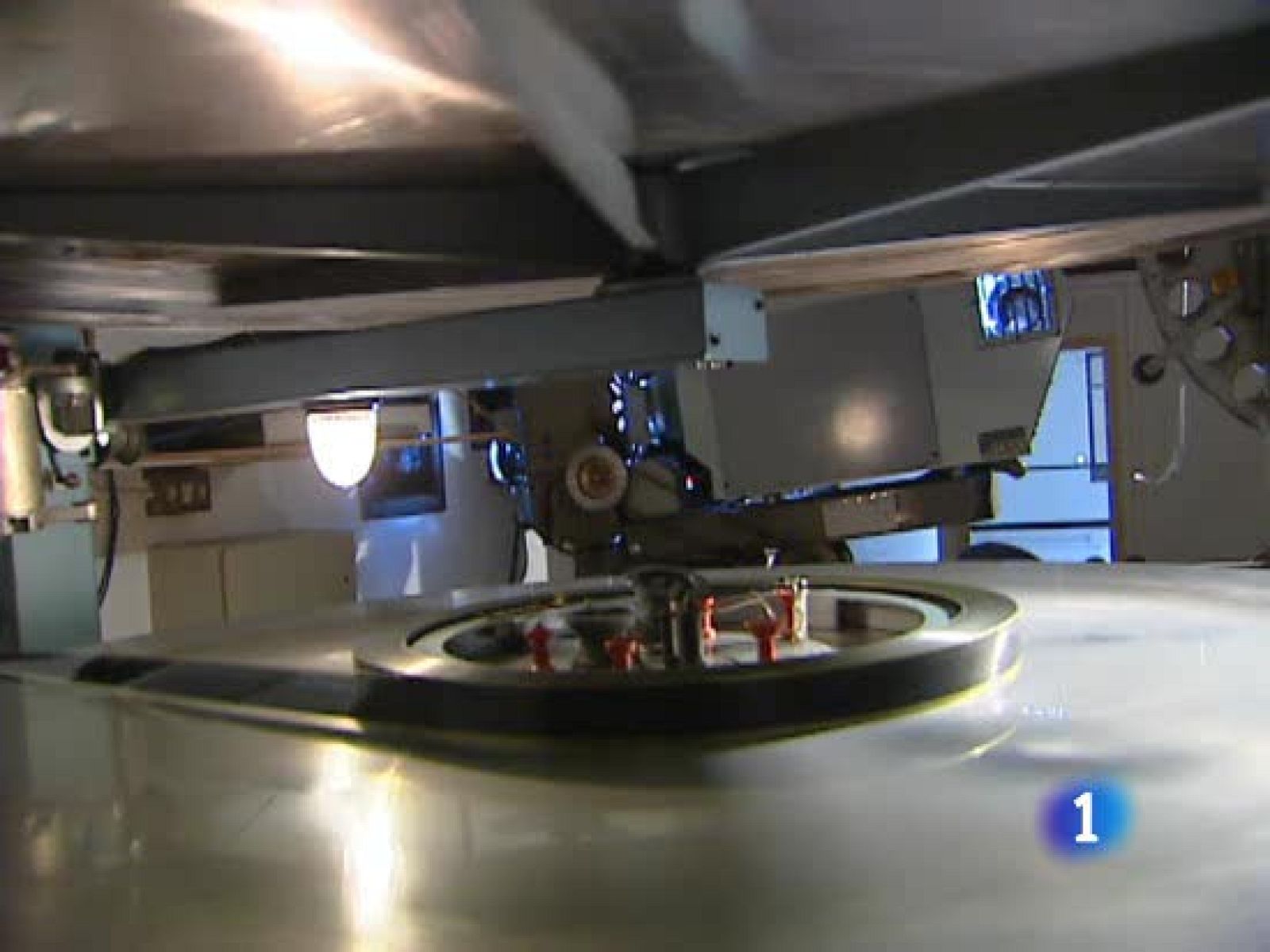 La ley no cuenta con el respaldo ni de las distribuidoras ni de los exhibidores de cine porque obliga a doblar al catalán la mitad de la películas que se estrenen e impone importantes sanciones para quien no lo haga. La industria del cine confía en poder modificarla durante su tramitación en el Parlamento.